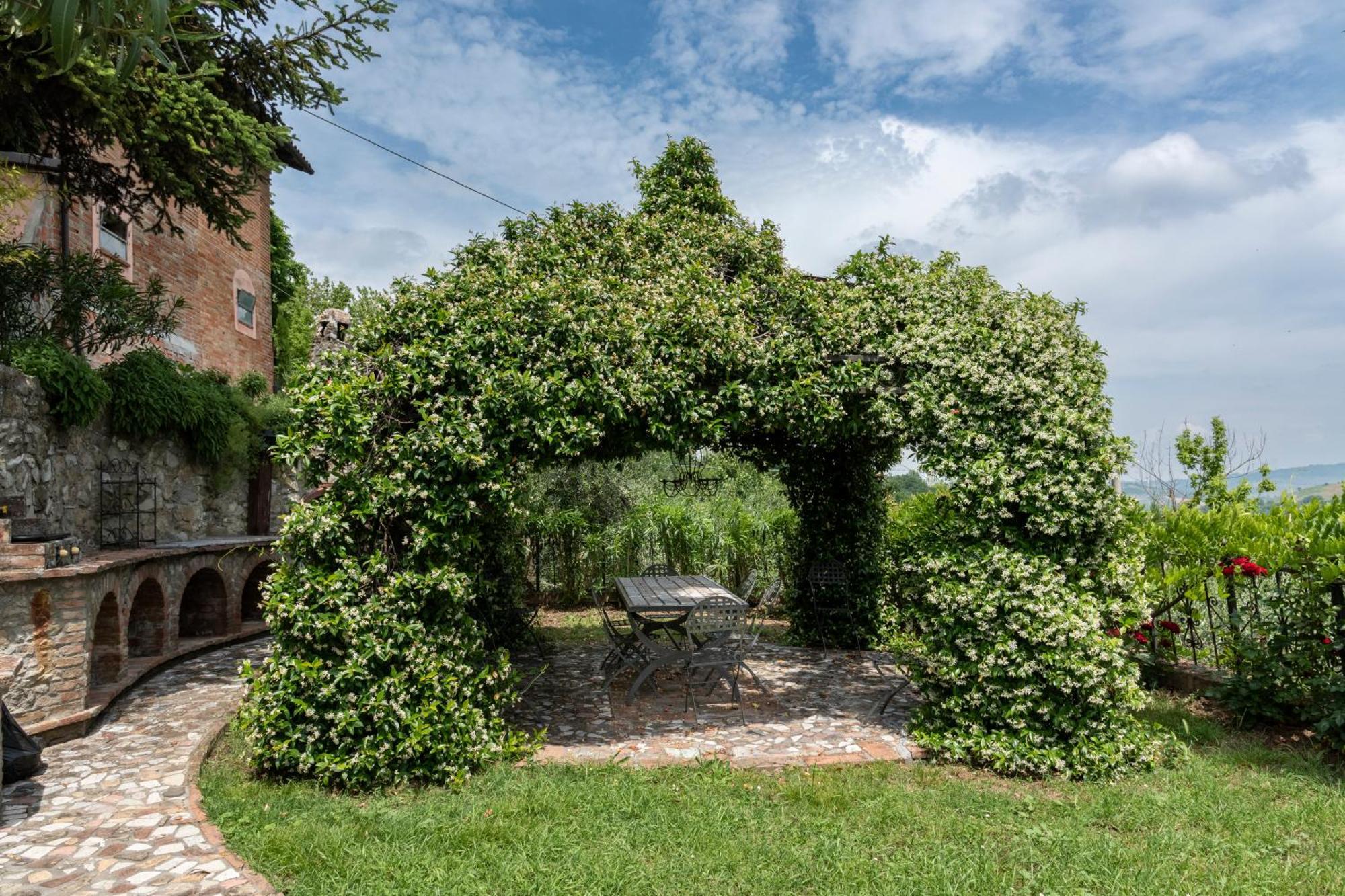 Cascina La Buca ξενώνας Castello di Serravalle Εξωτερικό φωτογραφία